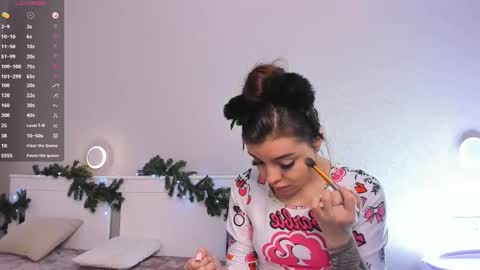 Snapshot of cutelunette chatting on 17, 12, 2025 Ellen online show from 17, 12, 2025