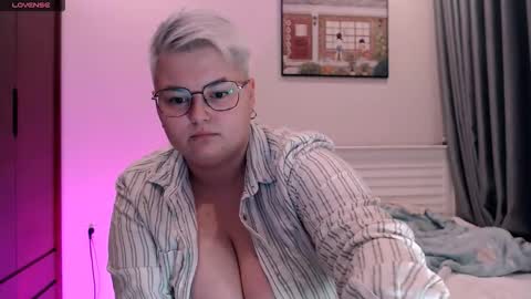 Snapshot of cutie_florence chatting on 21, 10, 2025 Sophie Lilith online show from 21, 10, 2025