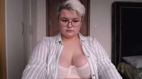 Snapshot of cutie_florence chatting on 17, 11, 2025 Sophie Lilith online show from 17, 11, 2025