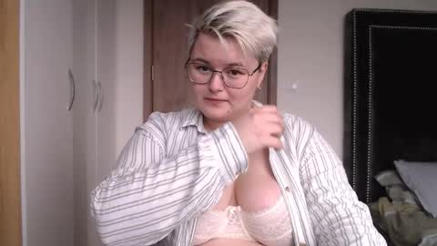 Snapshot of cutie_florence chatting on 18, 11, 2025 Sophie Lilith online show from 18, 11, 2025