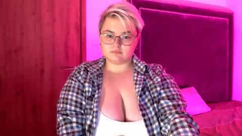 Snapshot of cutie_florence chatting on 23, 11, 2025 Sophie Lilith online show from 23, 11, 2025