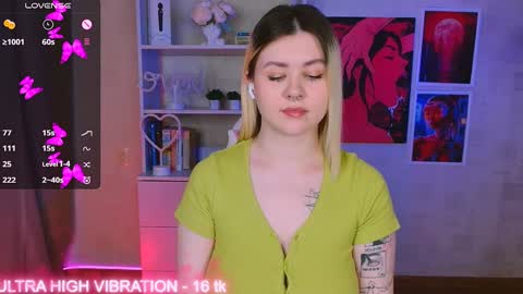 Snapshot of cutie_mili chatting on 4, 2, 2025 mili online show from 4, 2, 2025
