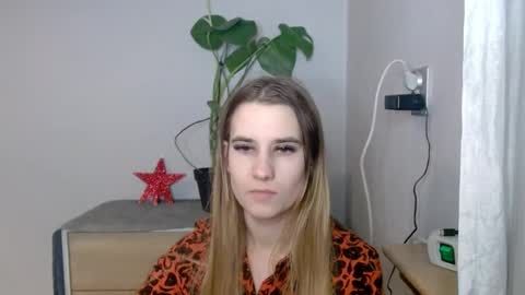 Snapshot of cyntianatural chatting on 2, 2, 2025 CyntiaNatural online show from 2, 2, 2025
