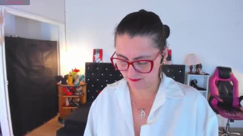 Mia  online show from 21, 11, 2025