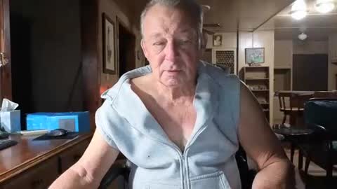 Snapshot of dakit2 chatting on 6, 11, 2025 dakit online show from 6, 11, 2025