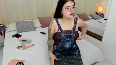 Snapshot of damaris_ponce chatting on 4, 7, 2026 Damaris Ponce online show from 4, 7, 2026