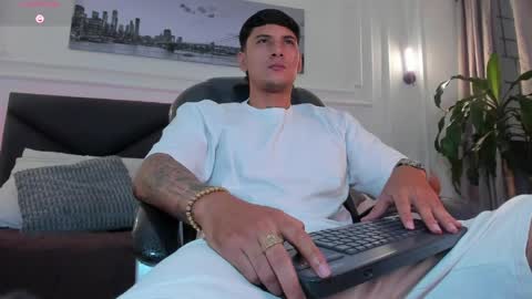 Snapshot of damian23_ chatting on 1, 4, 2026 DAMIAN online show from 1, 4, 2026