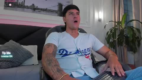 Snapshot of damian23_ chatting on 8, 4, 2026 DAMIAN online show from 8, 4, 2026