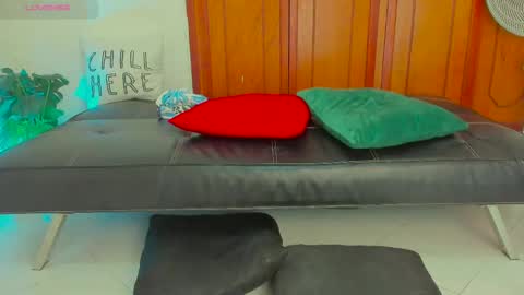 Kary-- independent model Schedule 0530am-1000am colombian time online show from 18, 12, 2024