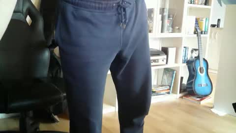 Snapshot of dan_snow24 chatting on 24, 11, 2025 Dan Snow online show from 24, 11, 2025