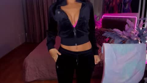 Snapshot of danamiers chatting on 8, 11, 2025 DanaMiers online show from 8, 11, 2025