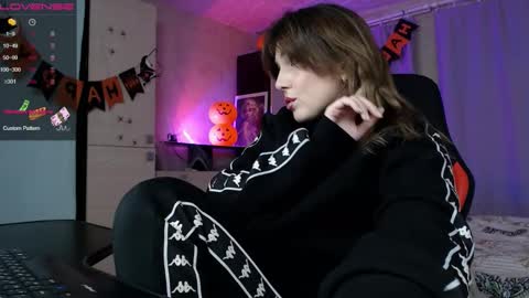 Daniela Cooper online show from 5, 11, 2025