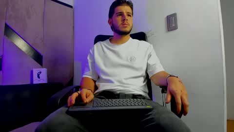 Snapshot of danielclarton chatting on 13, 9, 2025 DANIEL online show from 13, 9, 2025