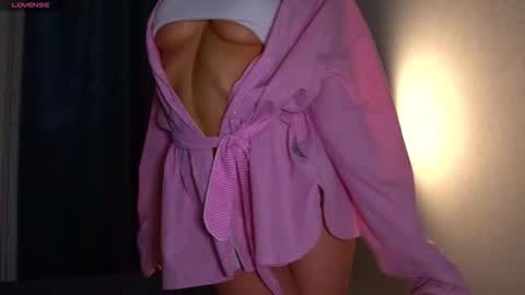 Snapshot of danielle_thomas chatting on 25, 3, 2026 Danielle online show from 25, 3, 2026