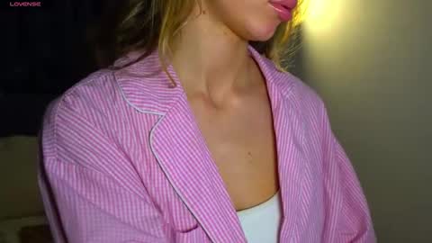 Snapshot of danielle_thomas chatting on 27, 3, 2026 Danielle online show from 27, 3, 2026