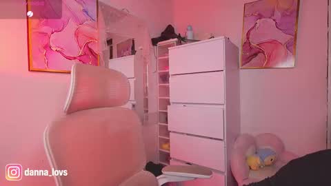 Danna Lovs online show from 6, 11, 2025