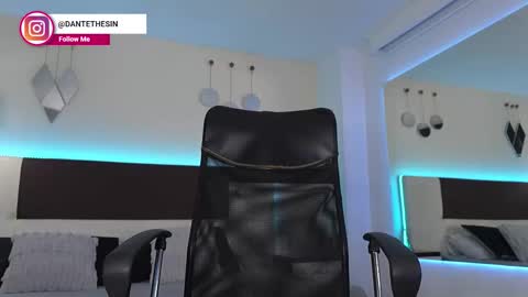 Snapshot of danteestone chatting on 19, 12, 2025 Dante online show from 19, 12, 2025