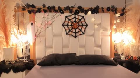 Snapshot of daphne_and_roger chatting on 8, 10, 2025 daphne_and_roger online show from 8, 10, 2025