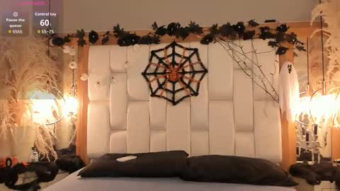 Snapshot of daphne_and_roger chatting on 22, 10, 2025 daphne_and_roger online show from 22, 10, 2025