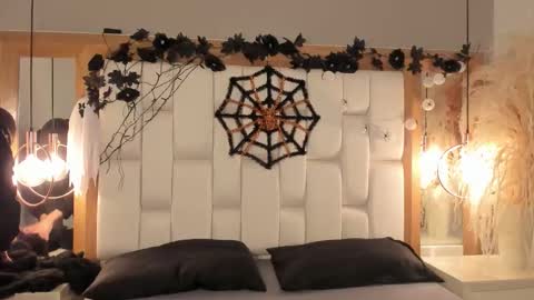 Snapshot of daphne_and_roger chatting on 29, 10, 2025 daphne_and_roger online show from 29, 10, 2025