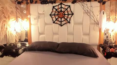 Snapshot of daphne_and_roger chatting on 31, 10, 2025 daphne_and_roger online show from 31, 10, 2025