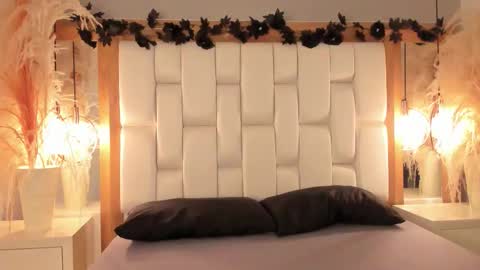 Snapshot of daphne_and_roger chatting on 12, 11, 2025 daphne_and_roger online show from 12, 11, 2025