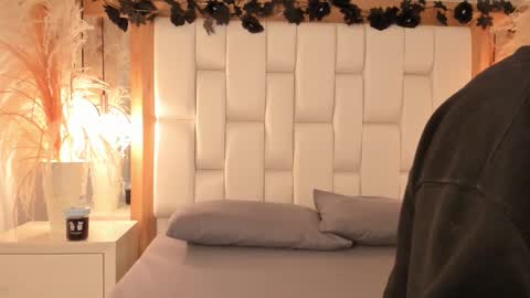 Snapshot of daphne_and_roger chatting on 5, 12, 2025 daphne_and_roger online show from 5, 12, 2025