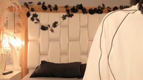 Snapshot of daphne_and_roger chatting on 15, 12, 2025 daphne_and_roger online show from 15, 12, 2025