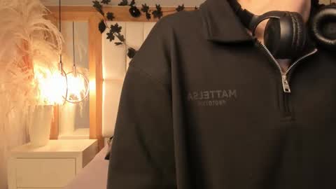 Snapshot of daphne_and_roger chatting on 16, 12, 2025 daphne_and_roger online show from 16, 12, 2025