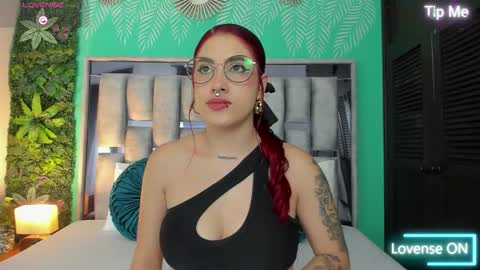 Snapshot of darlyhooper1_ chatting on 12, 10, 2025 Darlyhooper online show from 12, 10, 2025