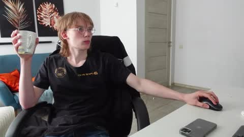 Snapshot of dave_redmond chatting on 21, 4, 2026 DAVE REDMOND online show from 21, 4, 2026