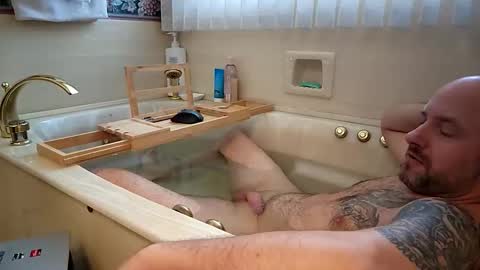 Snapshot of davecomplet chatting on 16, 12, 2025 Dave online show from 16, 12, 2025