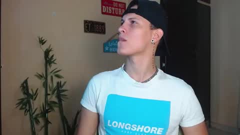 Snapshot of david_neill chatting on 5, 1, 2025 David Neill online show from 5, 1, 2025