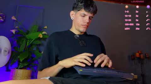 Snapshot of daviid_huge chatting on 10, 11, 2025 daviid_huge online show from 10, 11, 2025