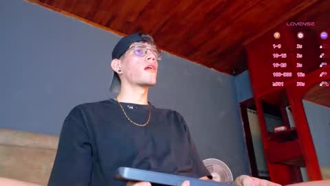 Snapshot of daviid_huge chatting on 16, 11, 2025 daviid_huge online show from 16, 11, 2025