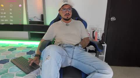 Snapshot of daviidevans chatting on 4, 10, 2025 David Evans online show from 4, 10, 2025