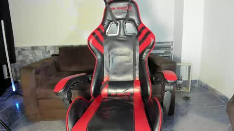 Snapshot of davinson_01 chatting on 15, 4, 2026 Davinson online show from 15, 4, 2026