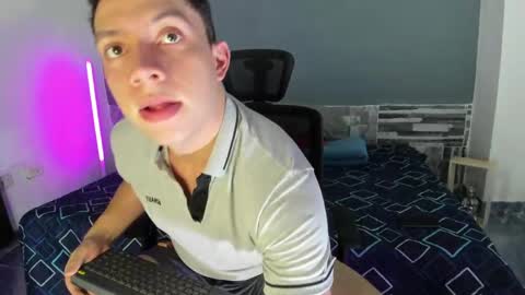 Snapshot of davinson_01 chatting on 21, 4, 2026 Davinson online show from 21, 4, 2026