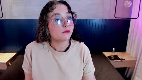 Snapshot of davis_emma chatting on 18, 9, 2025 Emma online show from 18, 9, 2025