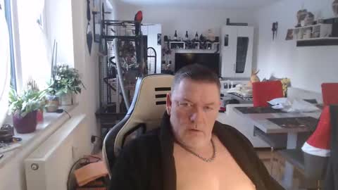 deinprinz2312 online show from 4, 1, 2025