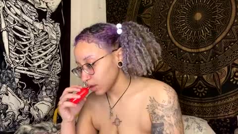 Snapshot of deluxxxeblu chatting on 21, 1, 2025 TankinBody online show from 21, 1, 2025