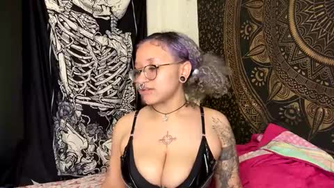 Snapshot of deluxxxeblu chatting on 23, 1, 2025 TankinBody online show from 23, 1, 2025