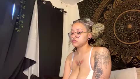 Snapshot of deluxxxeblu chatting on 7, 2, 2025 TankinBody online show from 7, 2, 2025