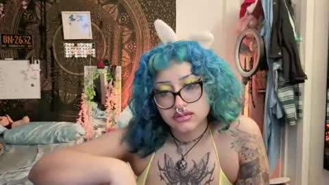 Snapshot of deluxxxeblu chatting on 18, 4, 2026 TankinBody online show from 18, 4, 2026