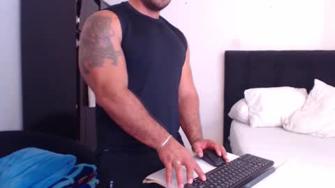 Snapshot of derek_group chatting on 4, 11, 2025 Derek online show from 4, 11, 2025