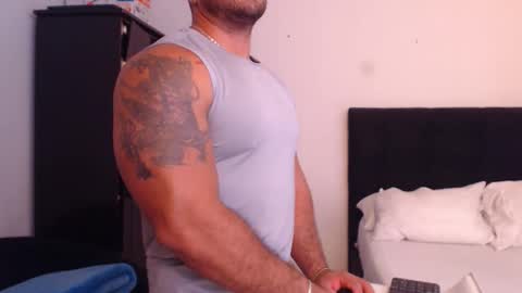 Snapshot of derek_group chatting on 5, 11, 2025 Derek online show from 5, 11, 2025