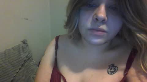 Snapshot of devykitten2018 chatting on 17, 12, 2025 devykitten online show from 17, 12, 2025