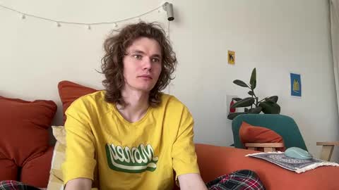 Snapshot of di_n_alex chatting on 10, 4, 2026 Di Alex online show from 10, 4, 2026