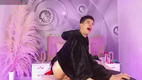 dilan_femboy_ online show from 4, 7, 2026