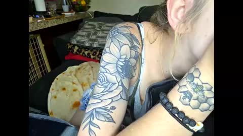 Snapshot of dimepiecexxx chatting on 27, 4, 2026 Sofie online show from 27, 4, 2026